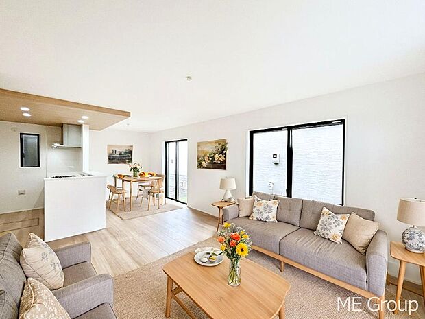 家族の和やかな会話が聞こえてきそう。開放感のあるリビングです。※家具はCGです  