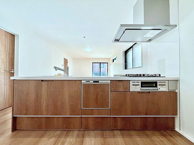 食洗機・浄水器・３ツ口コンロなどデザイン性も機能性も兼ね備えたシステムキッチン！