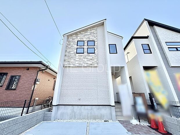 シンプルで落ち着きのある建物は住むかたの個性でオリジナルなものになっていきます。 