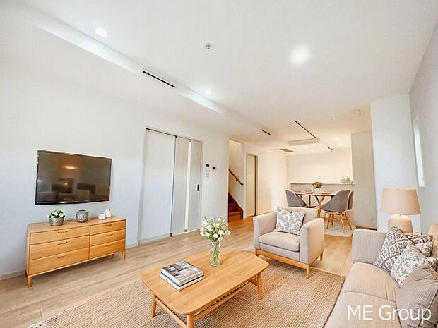 ご家族の賑やかな話し声で包まれる明るいリビング  ※家具はCGです