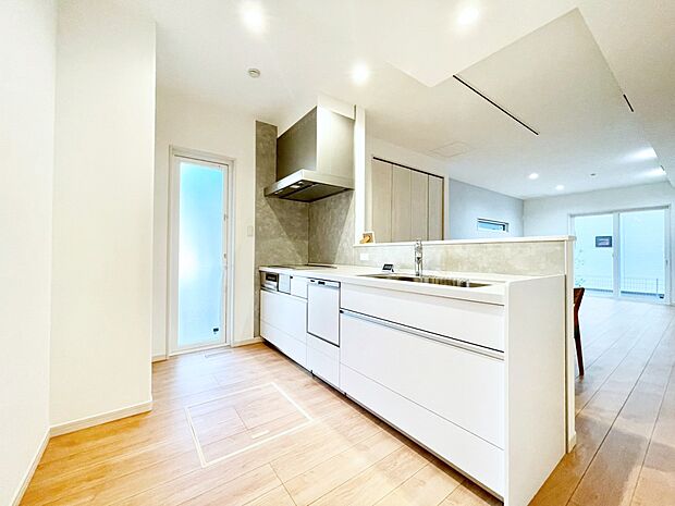 爽やかな風が通り抜けるキッチン。勝手口があるので明るく換気にも役立ちます。