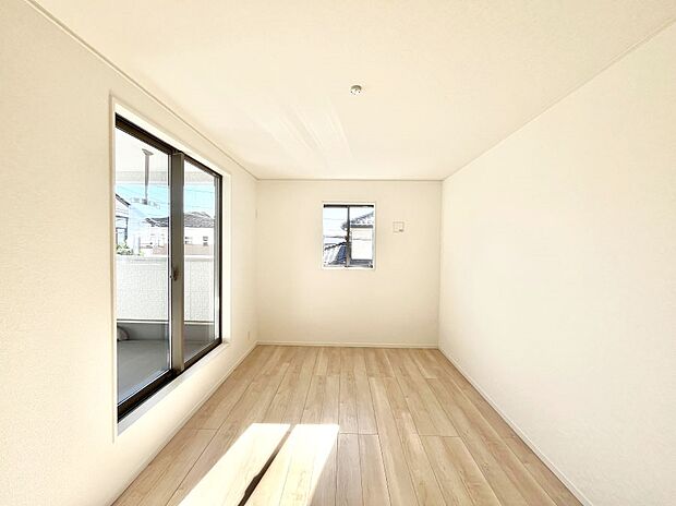 バルコニーが開放感をプラスしてくれる洋室