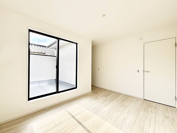 バルコニーが開放感をプラスしてくれる洋室