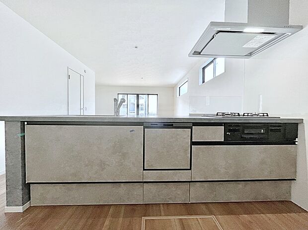 手洗いよりも衛生的で省エネにもなる食洗機標準装備♪