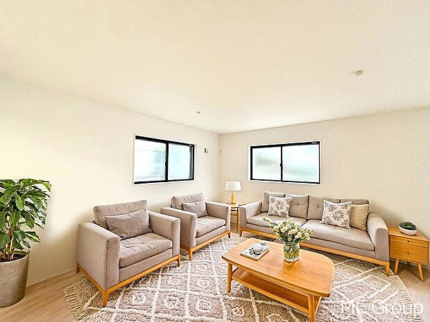 ご家族の賑やかな話し声で包まれる明るいリビング ※家具はCGです