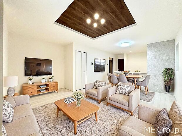 ご家族の賑やかな話し声で包まれる明るいリビング  ※家具はCGです