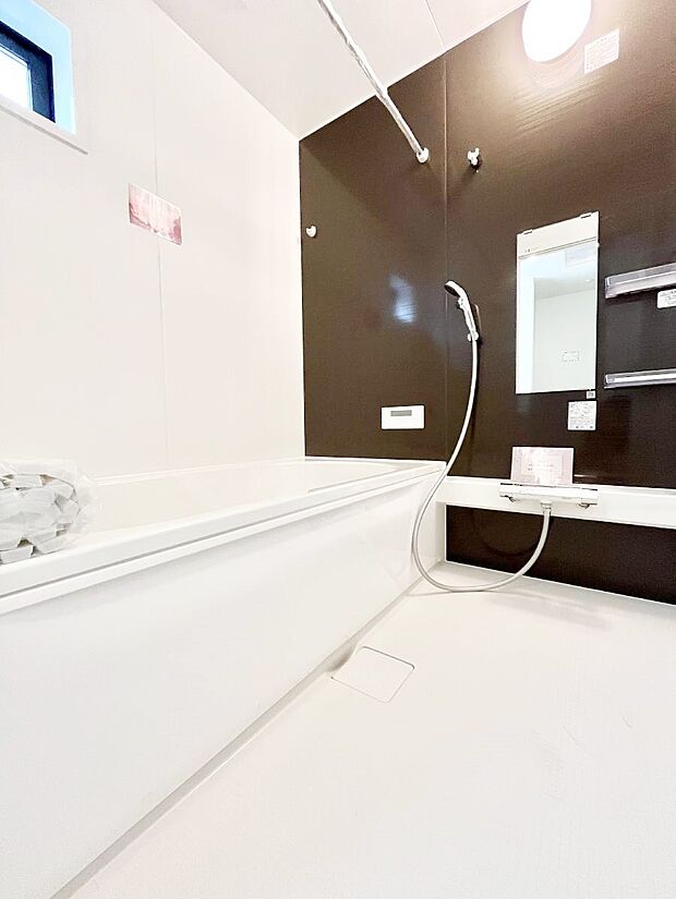 一日の疲れを癒してくれる明るい清潔感のあるバスルーム