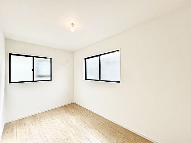 窓からのやさしい光が心地よいプライベートルーム