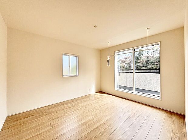 バルコニーが開放感をプラスしてくれる洋室