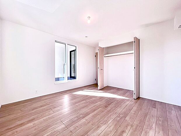 バルコニーが開放感をプラスしてくれる洋室