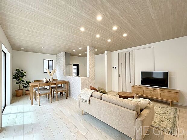 ご家族の賑やかな話し声で包まれる明るいリビング ※家具はCGです