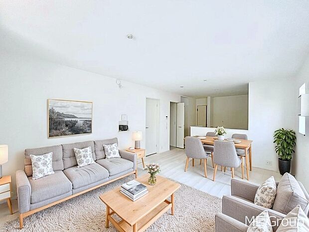 落ち着いた雰囲気のLDKは家族みんなの快適空間 ※家具はCGです