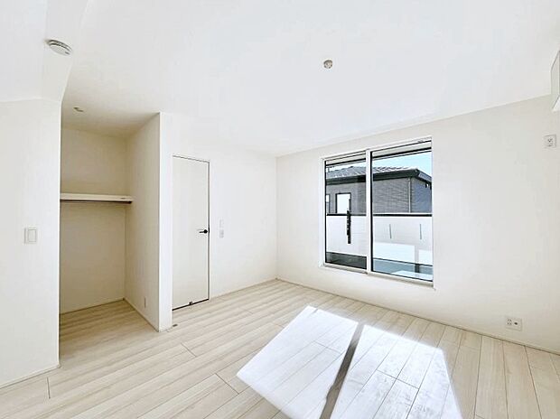 ウォークインクローゼットがあるお部屋!季節ごとの入れ替えも不要で便利です。