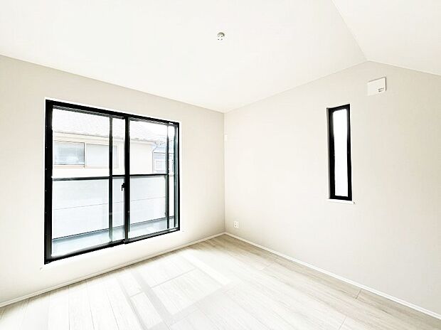 バルコニーが開放感をプラスしてくれる洋室