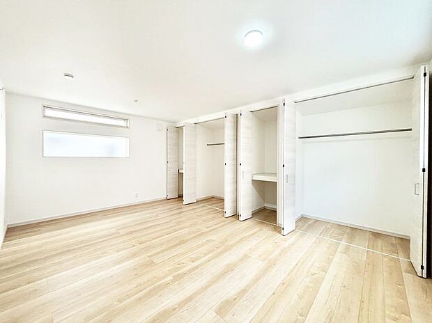 ライフスタイルに合わせて2部屋として利用できる広々とした洋室