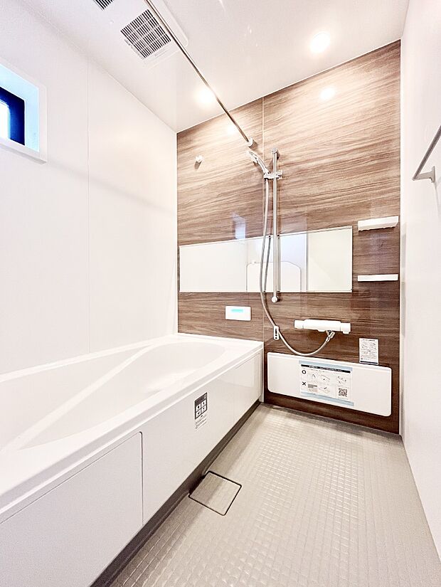 一日の疲れを癒してくれる明るい清潔感のあるバスルーム