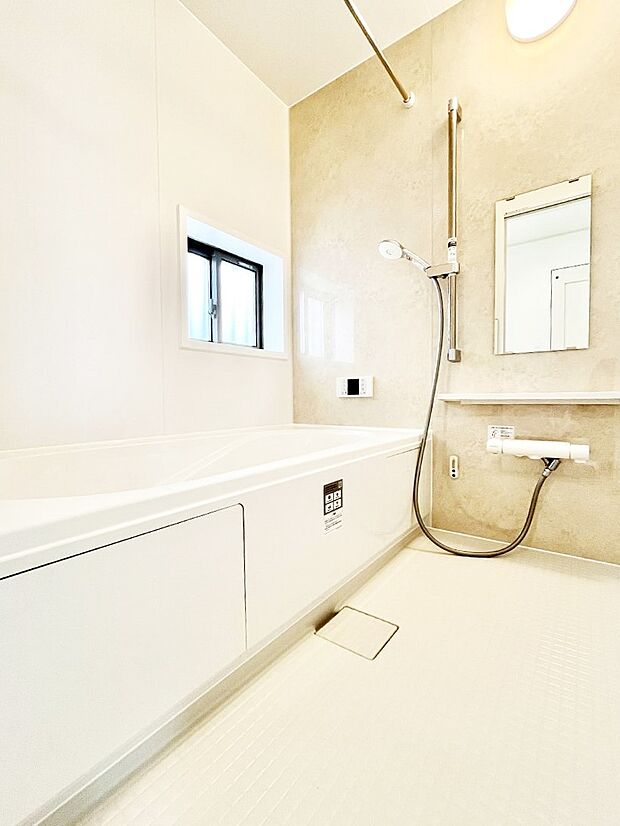 一日の疲れを癒してくれる明るい清潔感のあるバスルーム