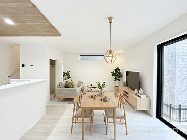 ご家族の賑やかな話し声で包まれる明るいリビング ※家具はCGです