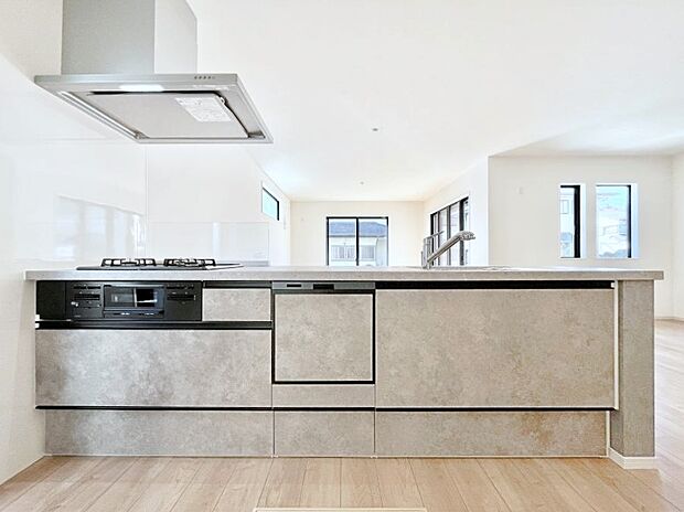 食洗機・浄水器・３ツ口コンロなどデザイン性も機能性も兼ね備えたシステムキッチン！