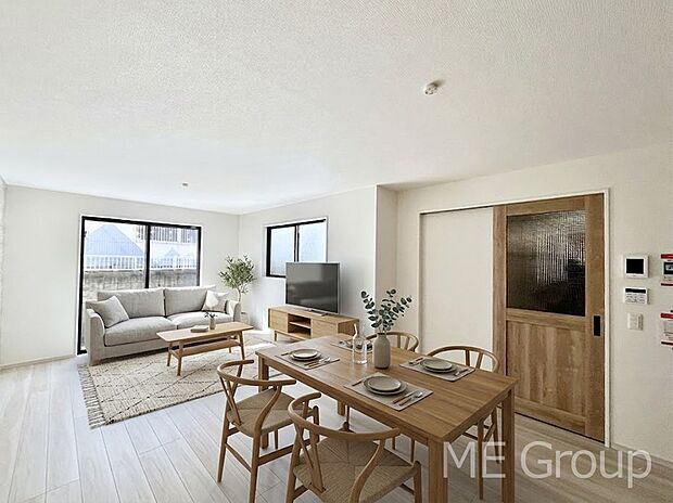 ご家族の賑やかな話し声で包まれる明るいリビング  ※家具はCGです