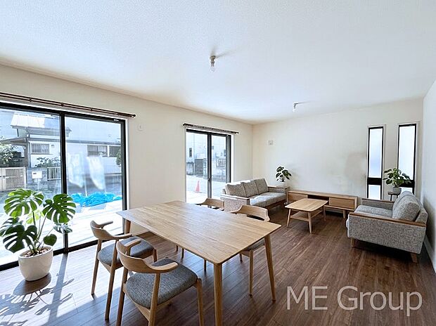 ご家族の賑やかな話し声で包まれる明るいリビング  ※家具はCGです