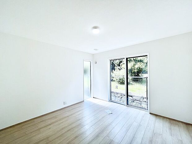 1階7.9帖の洋室。明るいお部屋でプライベート時間も充実。