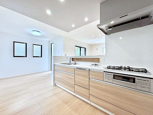 食洗機・浄水器・3ツ口コンロなどデザイン性も機能性も兼ね備えたシステムキッチン!