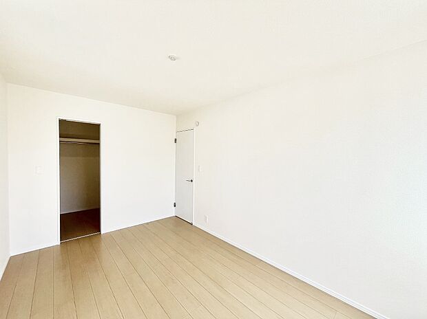 ウォークインクローゼットがあるお部屋！季節ごとの入れ替えも不要で便利です。