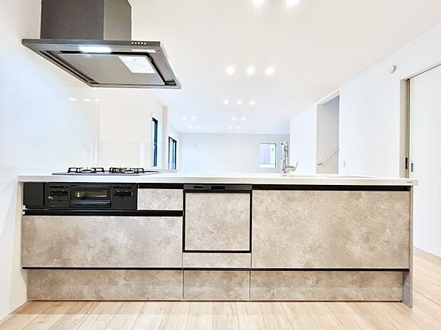 リビングを見渡せる人気のカウンターキッチン。 家族を見守りながら家事をすることができます。