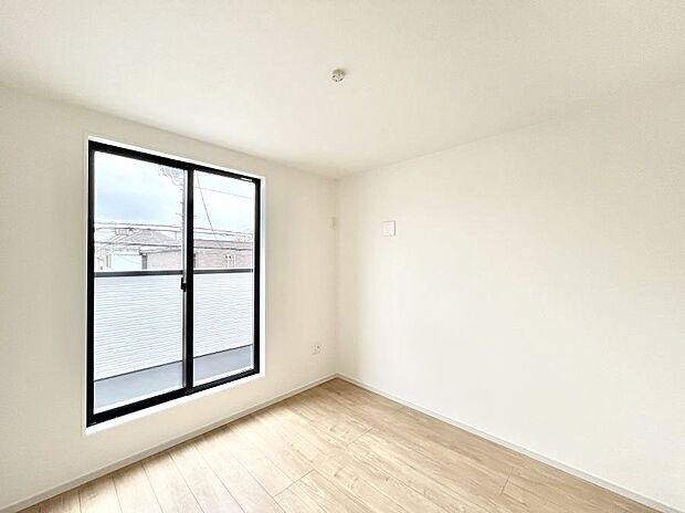 バルコニーが開放感をプラスしてくれる洋室