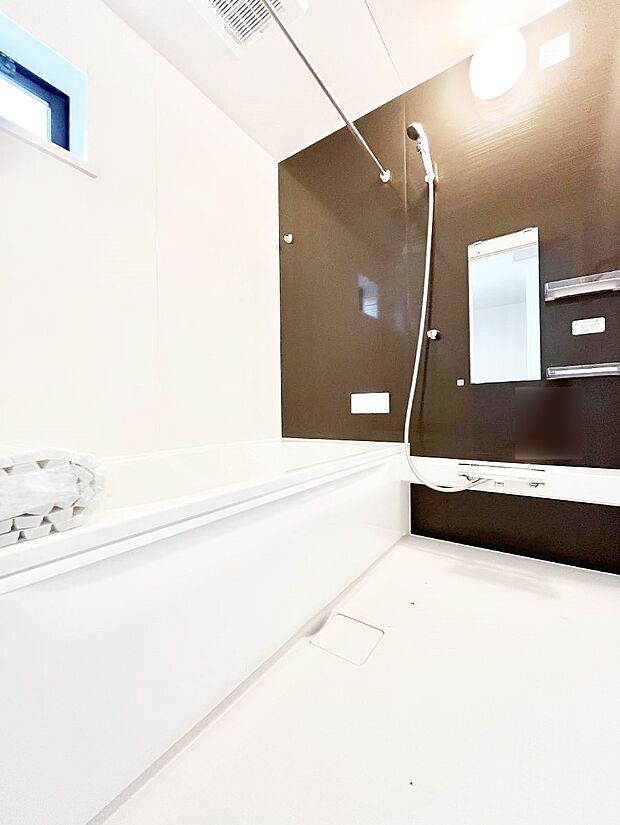 一日の疲れを癒してくれる明るい清潔感のあるバスルーム