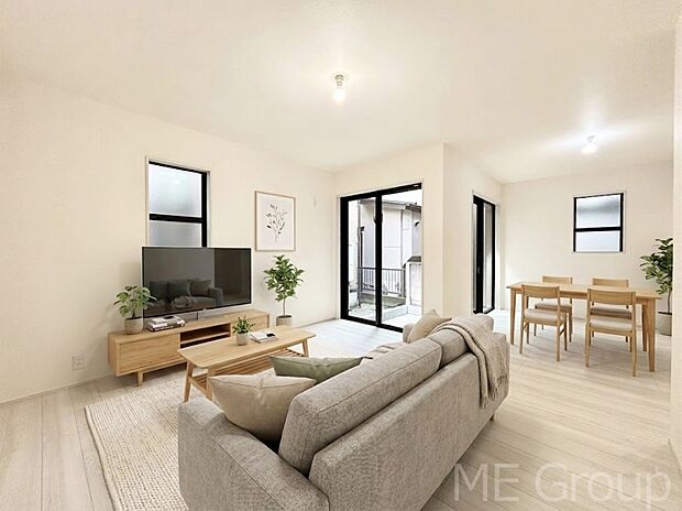 ご家族の賑やかな話し声で包まれる明るいリビング ※家具はCGです