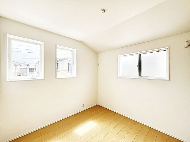 窓からのやさしい光が心地よいプライベートルーム