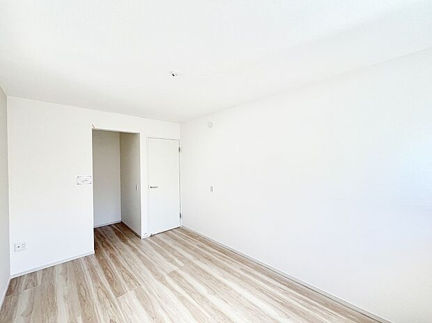 ウォークインクローゼットがあるお部屋!季節ごとの入れ替えも不要で便利です。