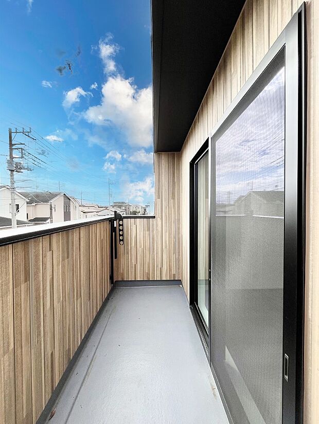 【バルコニー】ゆったりバルコニーだから沢山お洗濯ものを干せます。  