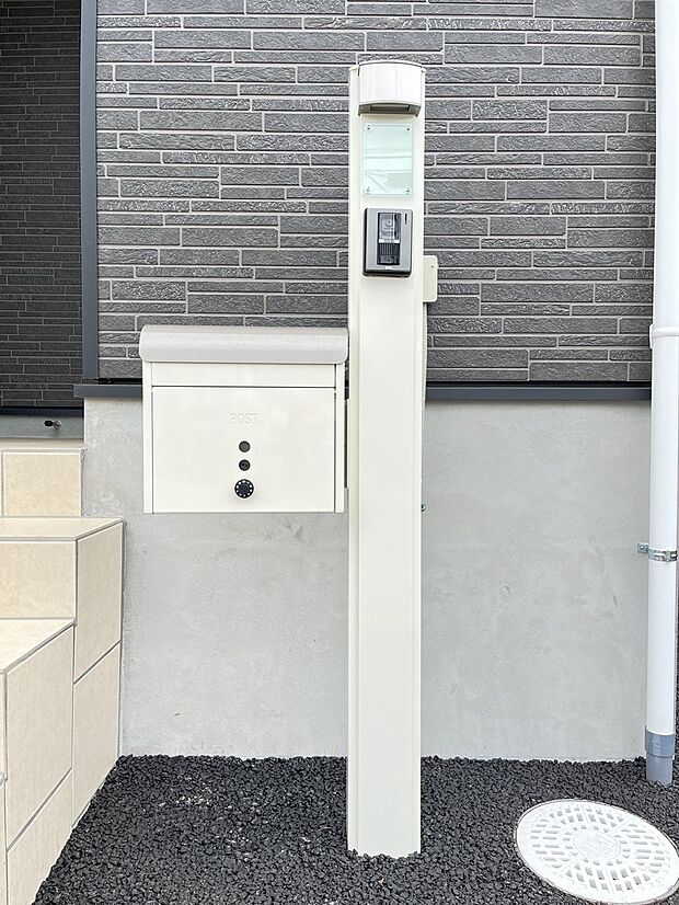 【その他現地】ポスト・TVモニター付きインターホン付きの門柱