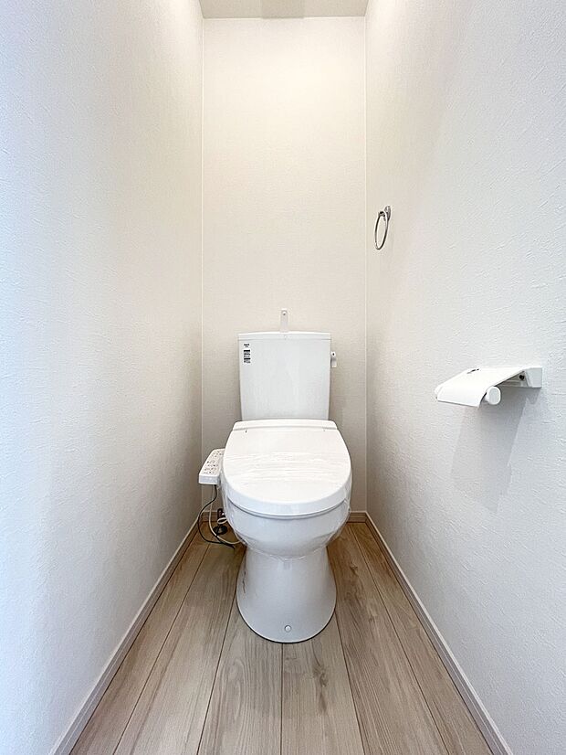 【トイレ】清潔感あるシャワー機能付きトイレ