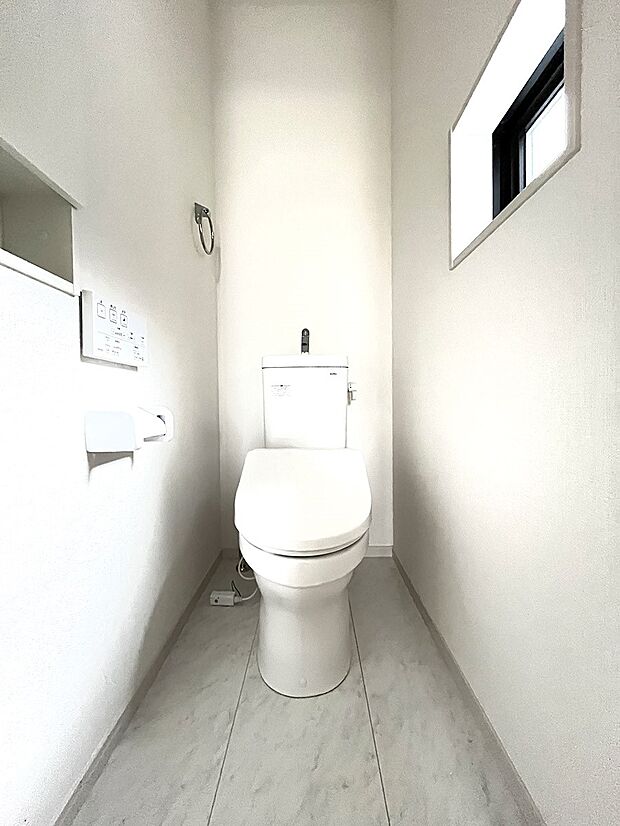 【トイレ】小窓から光が注ぎ込む明るいトイレです。