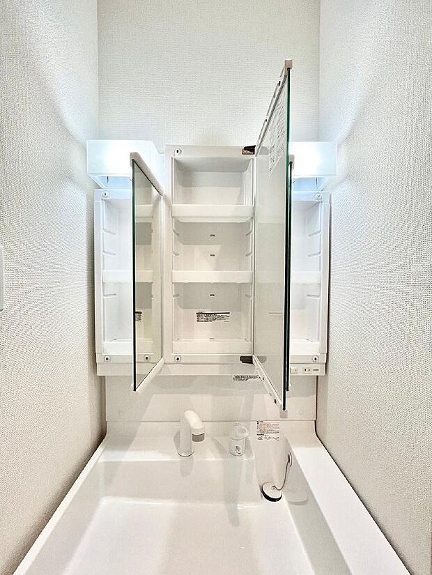 【三面鏡裏収納】三面鏡の裏に、化粧品や衛生用品などを収納可能。洗面台をすっきりと保ちます！