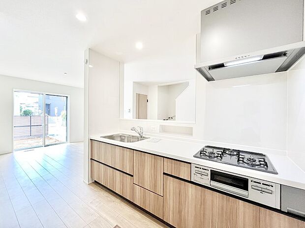 【ダイニングキッチン】料理をしながらご家族との会話を楽しめる対面カウンターキッチン