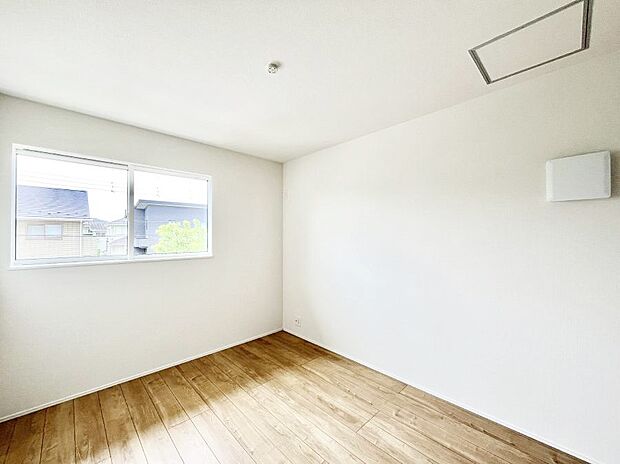 【子供部屋】やさしい光がさしこむ居室はしっかり収納付き  