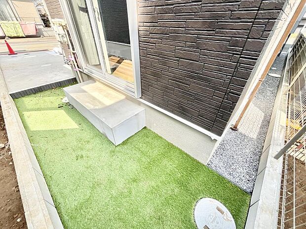 【庭】プランターを並べて季節のお花を楽しめるお庭付き。