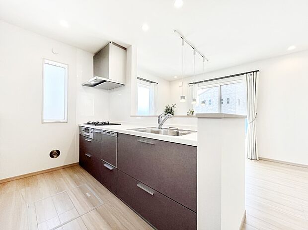 【ダイニングキッチン】ご家族の会話弾む対面キッチン！お料理中のパパママもご家族と過ごす時間が増えそう！