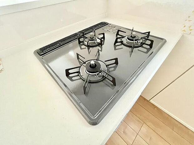 【Ｓｉセンサーコンロ】ガスコンロはＳｉセンサー搭載。火力調節や焦げ付き・消し忘れも防いでくれます。