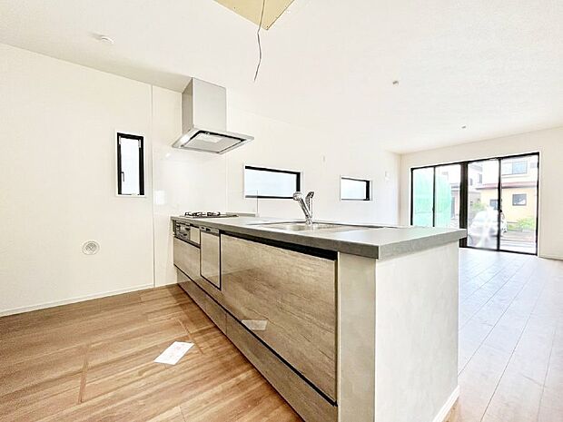 【ダイニングキッチン】料理をしながらご家族との会話を楽しめる対面カウンターキッチン  