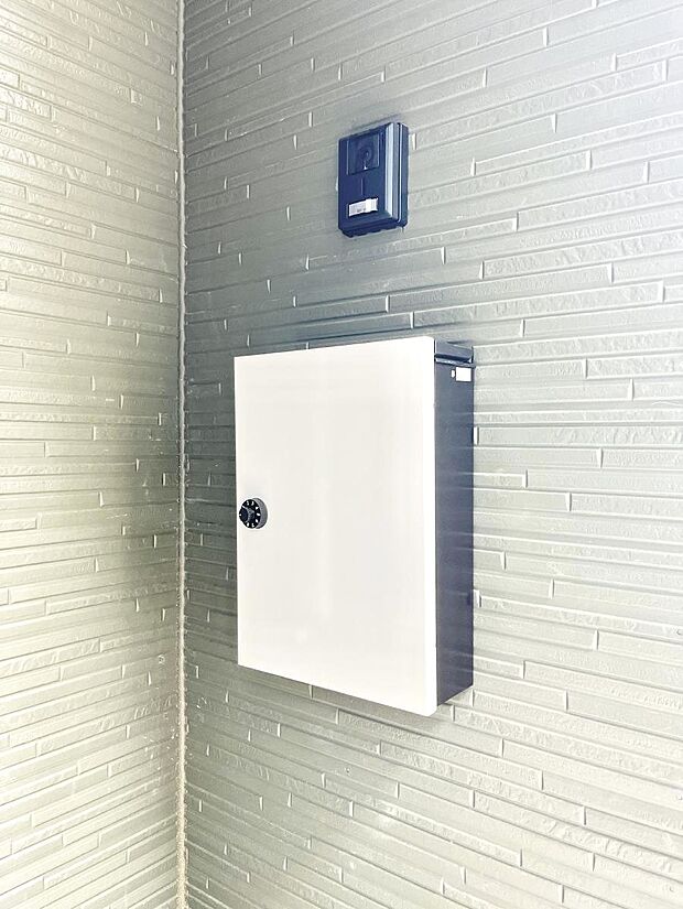 【その他現地】シンプルデザインのポスト。