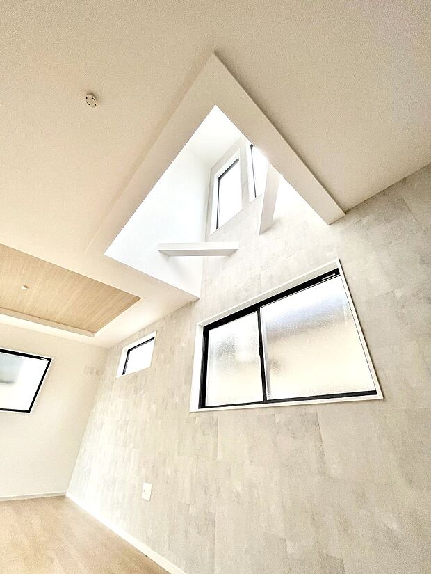 【吹き抜け】明るい日差しが差し込む吹き抜け設計