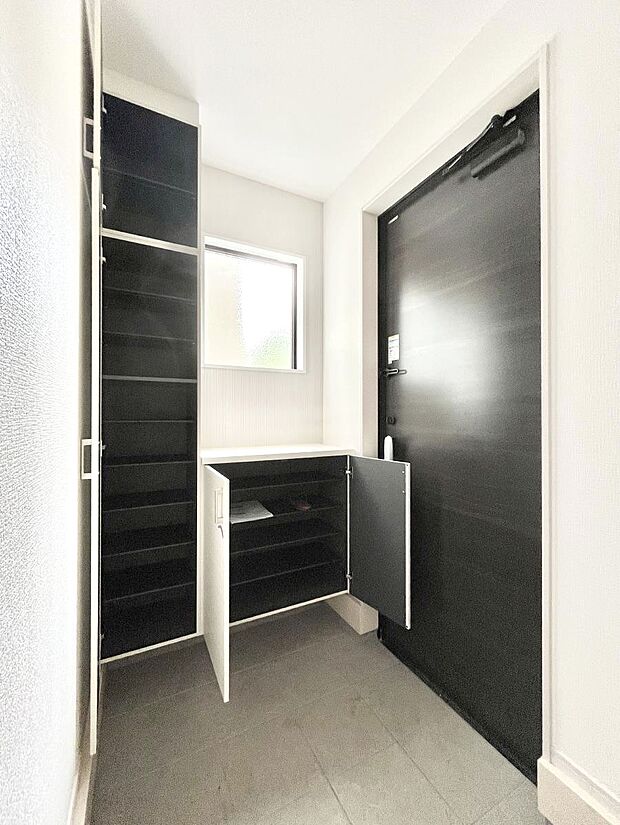 【シューズボックス】たっぷり収納できるシューズボックスで家族全員の靴も、玄関すっきり。