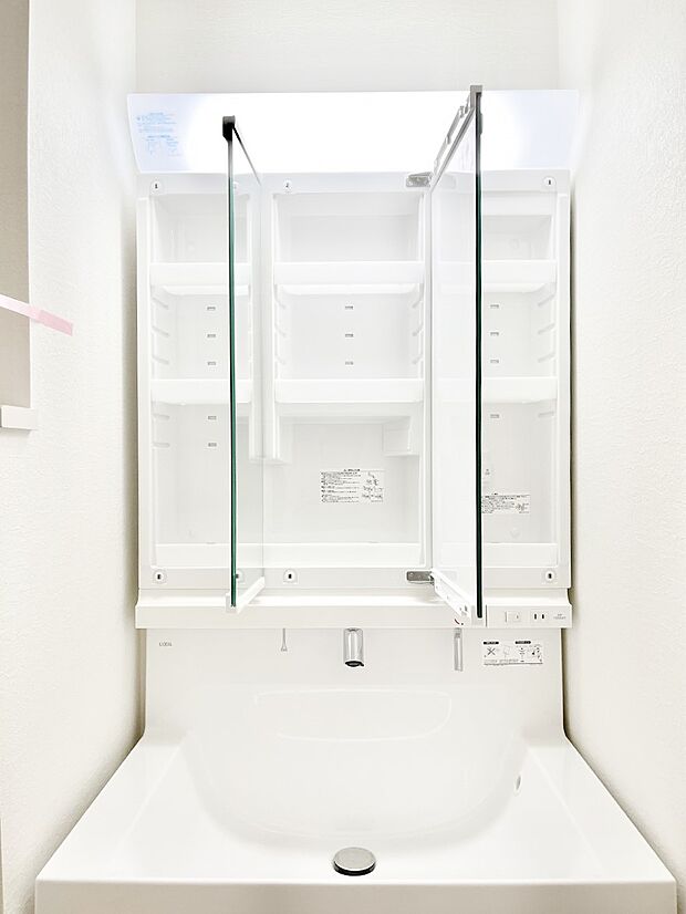 【三面鏡裏収納】三面鏡の裏に、化粧品や衛生用品などを収納可能。洗面台をすっきりと保ちます！