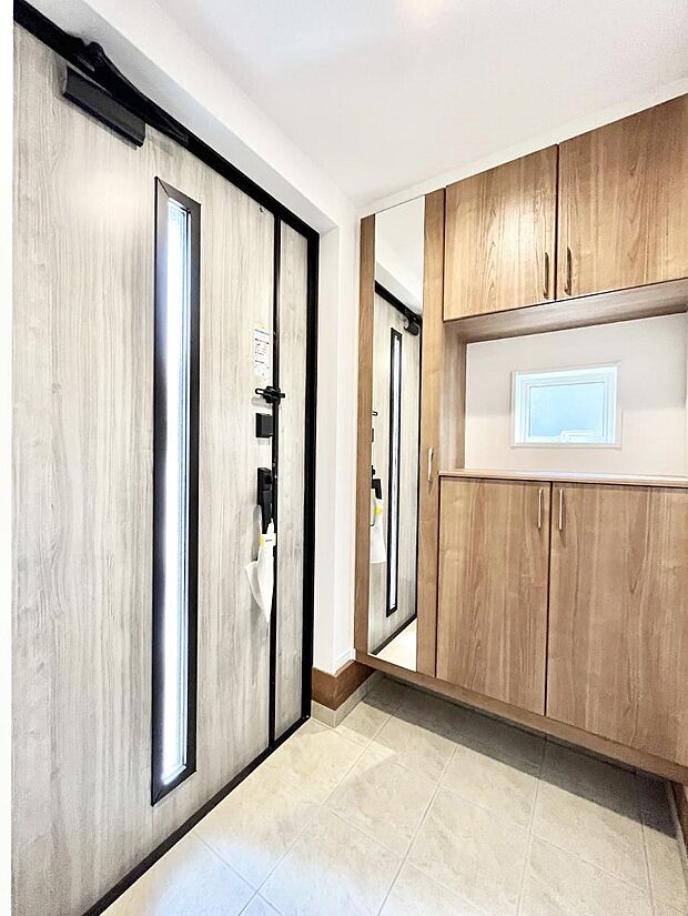 【玄関】ガラススリットの入った玄関ドアが室内に光を届けてくれます